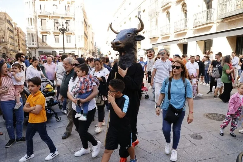 Gigantes y cabezudos animan el centro de Salamanca. Fotos: David Sañudo