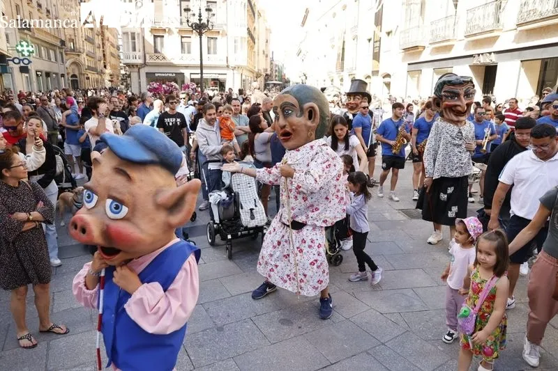 Gigantes y cabezudos animan el centro de Salamanca. Fotos: David Sañudo
