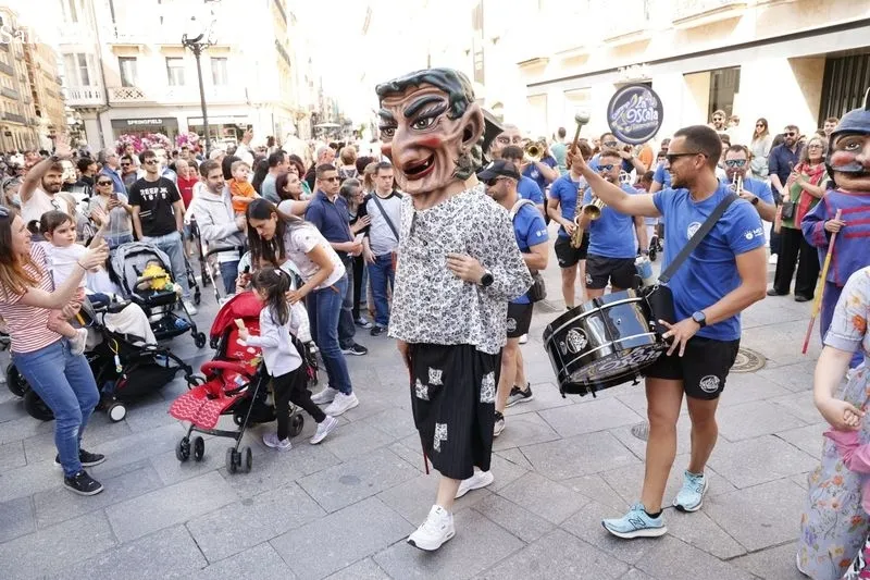 Gigantes y cabezudos animan el centro de Salamanca. Fotos: David Sañudo