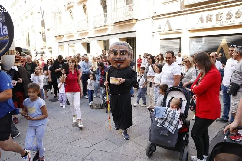 Gigantes y cabezudos animan el centro de Salamanca. Fotos: David Sañudo
