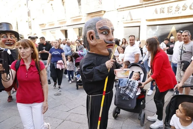 Gigantes y cabezudos animan el centro de Salamanca. Fotos: David Sañudo