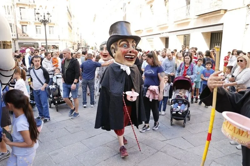 Gigantes y cabezudos animan el centro de Salamanca. Fotos: David Sañudo