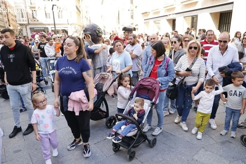 Gigantes y cabezudos animan el centro de Salamanca. Fotos: David Sañudo