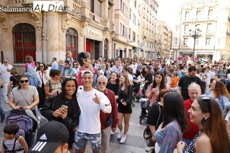 Gigantes y cabezudos animan el centro de Salamanca. Fotos: David Sañudo