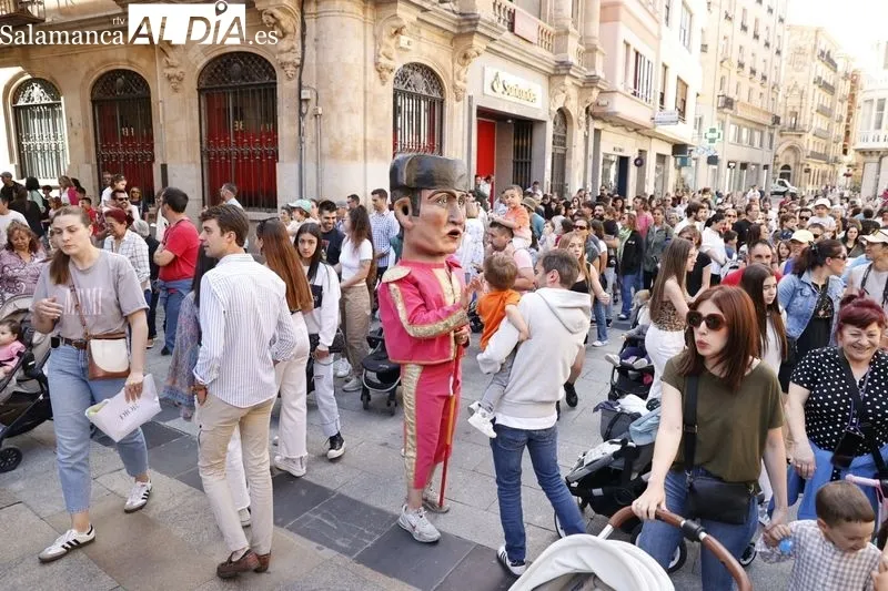 Gigantes y cabezudos animan el centro de Salamanca. Fotos: David Sañudo