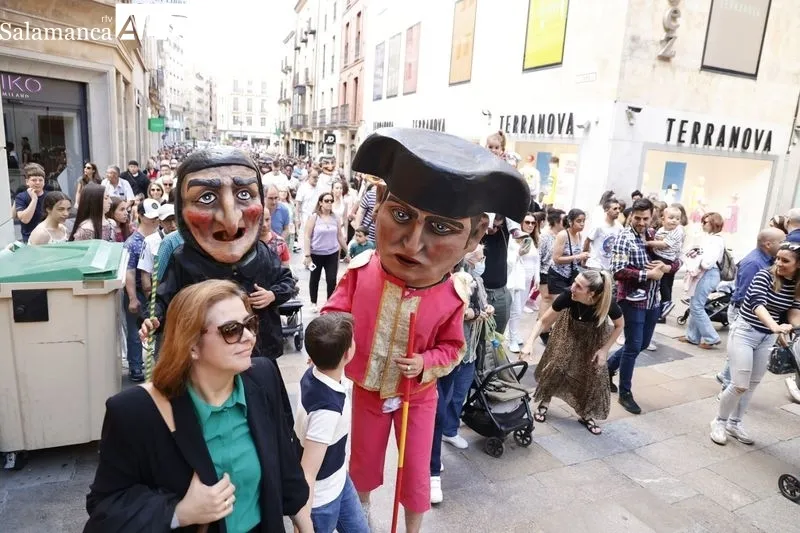 Gigantes y cabezudos animan el centro de Salamanca. Fotos: David Sañudo