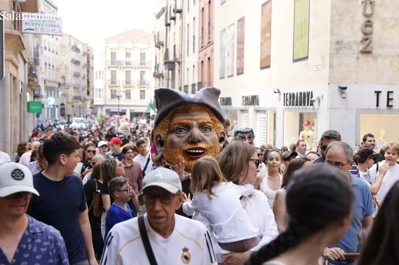 Gigantes y cabezudos animan el centro de Salamanca. Fotos: David Sañudo