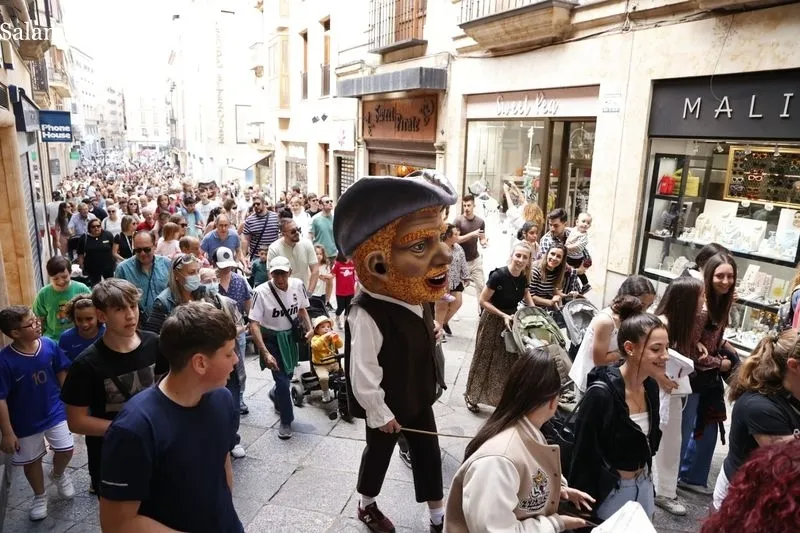 Gigantes y cabezudos animan el centro de Salamanca. Fotos: David Sañudo