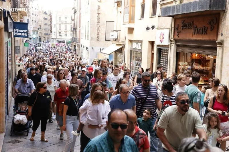 Gigantes y cabezudos animan el centro de Salamanca. Fotos: David Sañudo