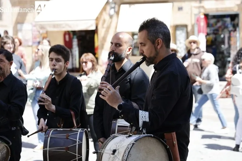 Pasacalles de los tamborileros de la Escuela Municipal de Música y Danza. Fotos: David Sañudo