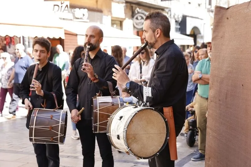 Pasacalles de los tamborileros de la Escuela Municipal de Música y Danza. Fotos: David Sañudo