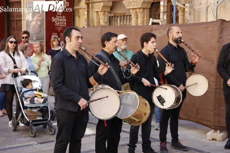 Pasacalles de los tamborileros de la Escuela Municipal de Música y Danza. Fotos: David Sañudo