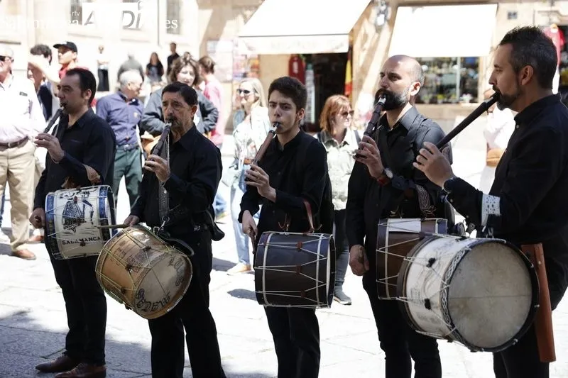 Pasacalles de los tamborileros de la Escuela Municipal de Música y Danza. Fotos: David Sañudo