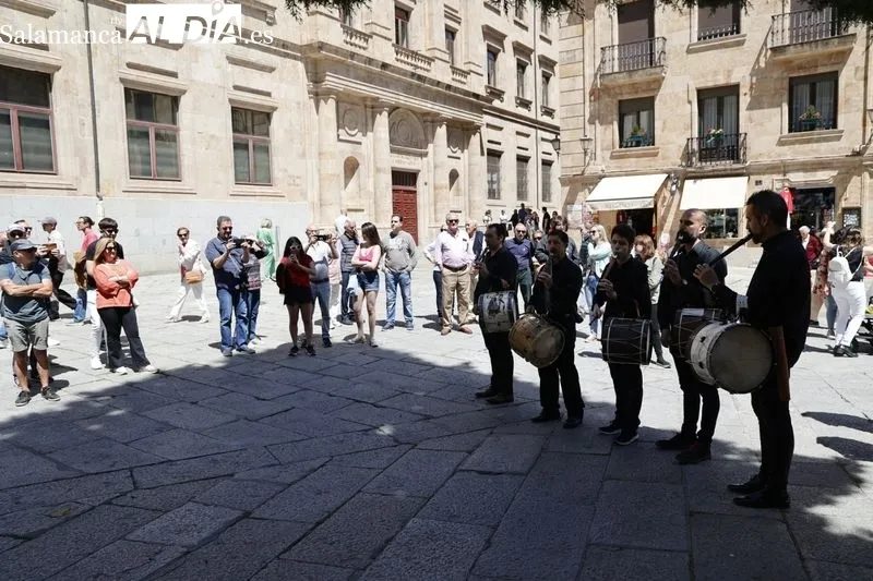 Pasacalles de los tamborileros de la Escuela Municipal de Música y Danza. Fotos: David Sañudo