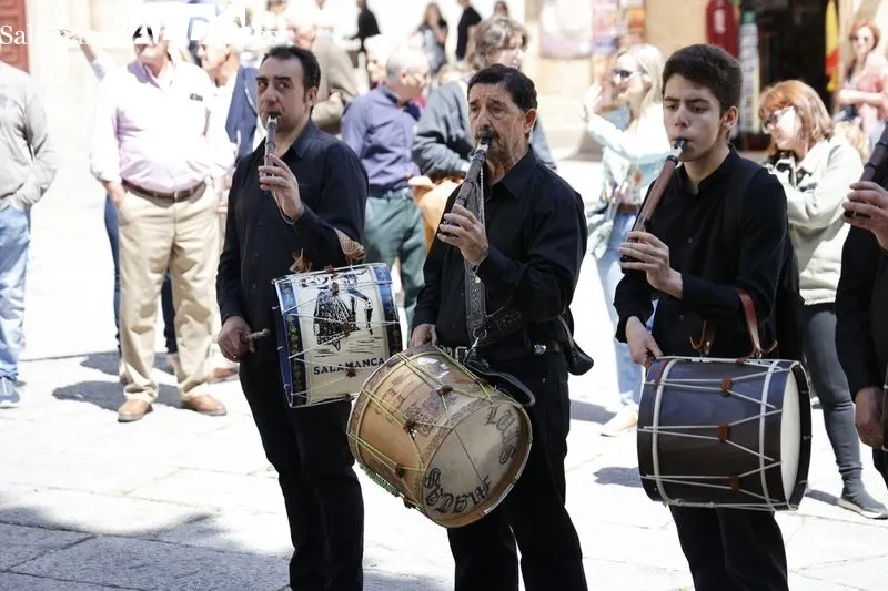 Pasacalles de los tamborileros de la Escuela Municipal de Música y Danza. Fotos: David Sañudo