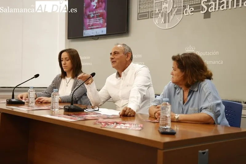 La diputada comarcal, Pilar Sánchez, y el alcalde de Linares de Riofrío, José Martín, presentan la 'Fiesta de la Fresa' y la 'Feria Agroalimentaria y de Artesanía Sierra Quilama'