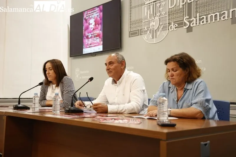 La diputada comarcal, Pilar Sánchez, y el alcalde de Linares de Riofrío, José Martín, presentan la 'Fiesta de la Fresa' y la 'Feria Agroalimentaria y de Artesanía Sierra Quilama'