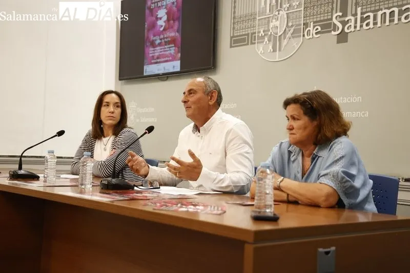 La diputada comarcal, Pilar Sánchez, y el alcalde de Linares de Riofrío, José Martín, presentan la 'Fiesta de la Fresa' y la 'Feria Agroalimentaria y de Artesanía Sierra Quilama'