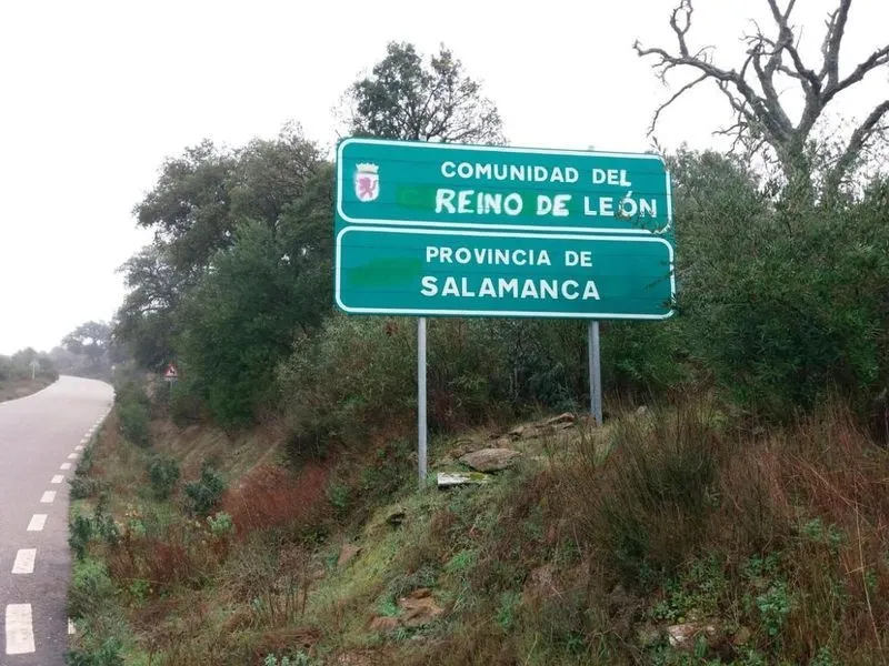 Pintada sobre una señal reivindicando la formación de una comunidad autónoma de la Región Leonesa o Reino de León