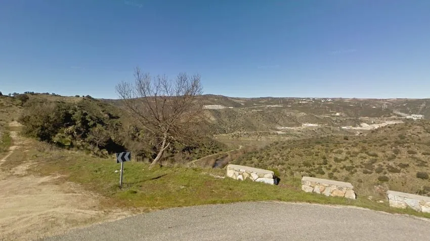 A la iz., Teso de  la Bandera, y a la der., central de Bemposta / FOTO: GOOGLE MAPS