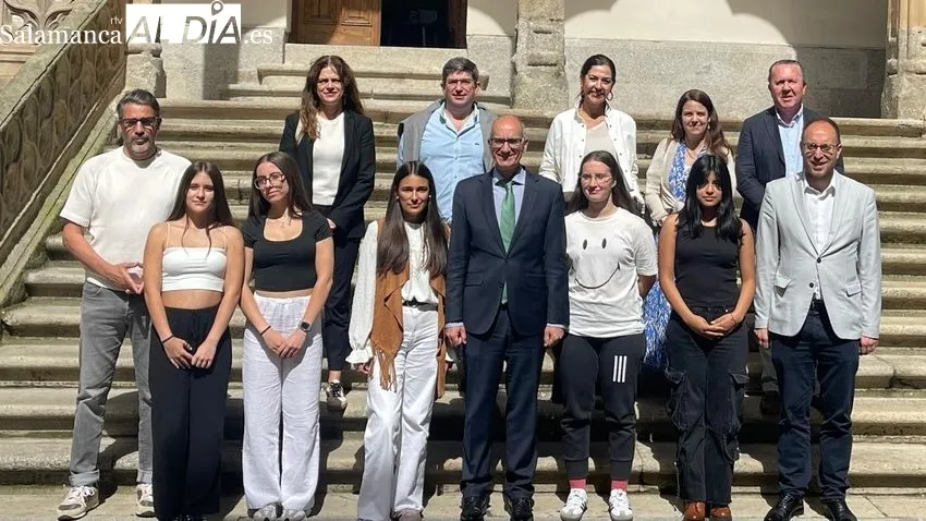 Foto 5 - Nuria G&oacute;mez y Menc&iacute;a Garc&iacute;a se hacen con la 3&ordf; posici&oacute;n en el Concurso de Tributos de la Diputaci&oacute;n