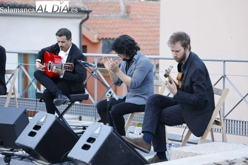 Concierto de Raúl Olivar en la plaza de Carvajal. Fotos: David Sañudo.