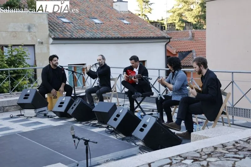 Concierto de Raúl Olivar en la plaza de Carvajal. Fotos: David Sañudo.