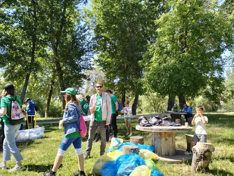 Recogida de ‘basuraleza’ en la Isla del Soto.