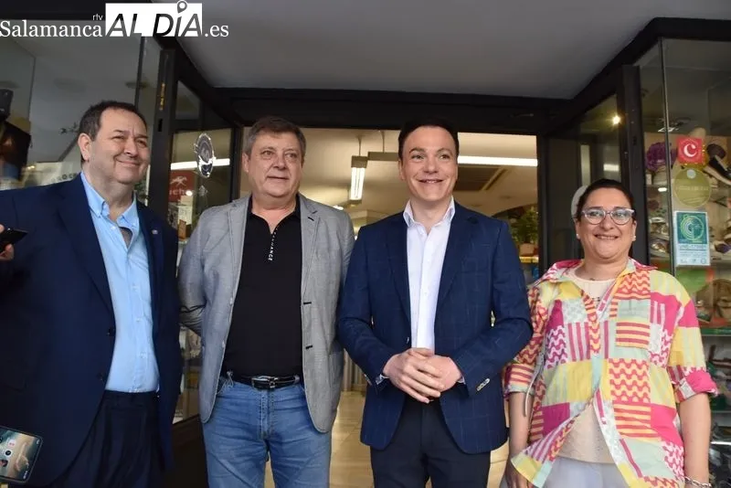 El concejal de Promoción Económica, Comercio y Mercados, Pedro Martínez, participa en la primera Ruta del Comercio con una visita a un establecimiento de la avenida Villamayor. Foto: Vanesa Martins