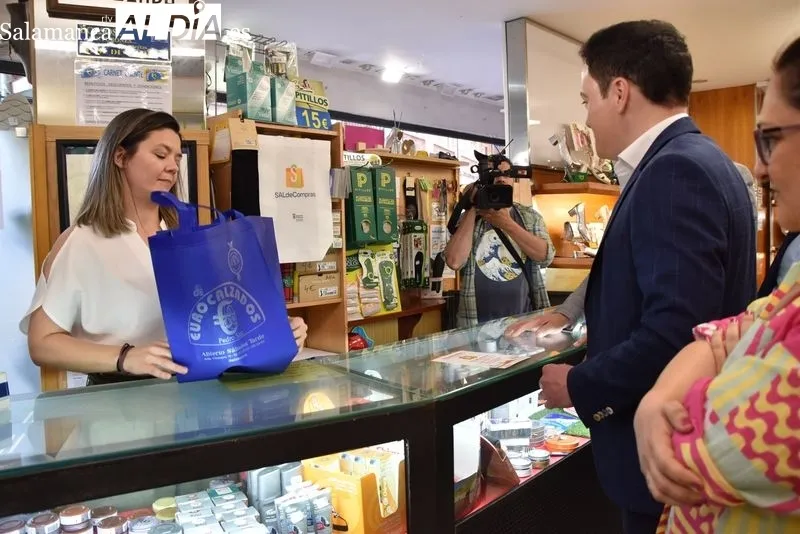 El concejal de Promoción Económica, Comercio y Mercados, Pedro Martínez, participa en la primera Ruta del Comercio con una visita a un establecimiento de la avenida Villamayor. Foto: Vanesa Martins
