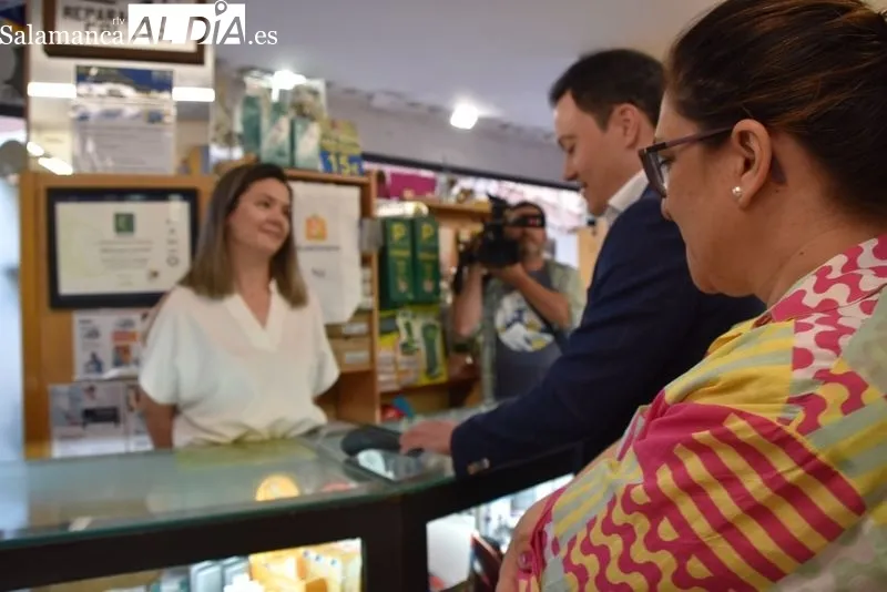 El concejal de Promoción Económica, Comercio y Mercados, Pedro Martínez, participa en la primera Ruta del Comercio con una visita a un establecimiento de la avenida Villamayor. Foto: Vanesa Martins