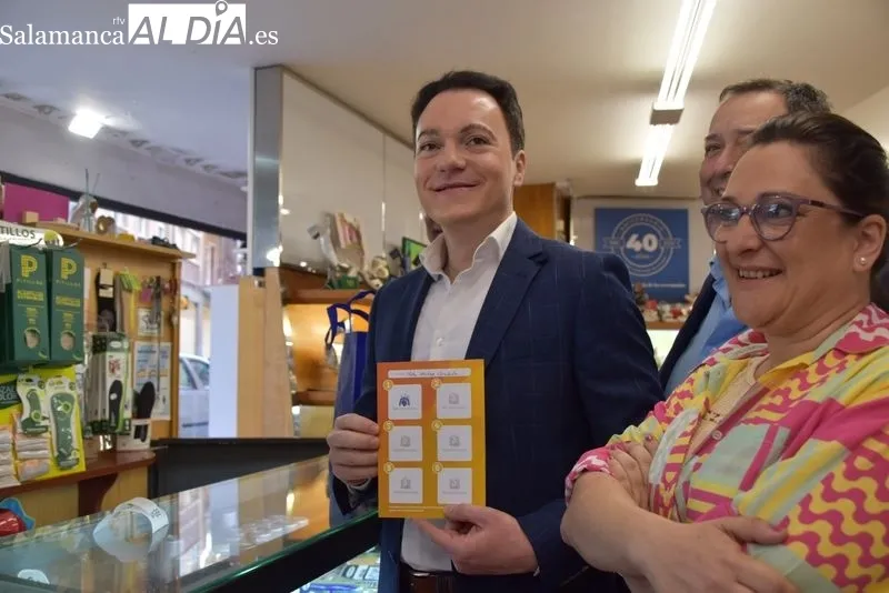 El concejal de Promoción Económica, Comercio y Mercados, Pedro Martínez, participa en la primera Ruta del Comercio con una visita a un establecimiento de la avenida Villamayor. Foto: Vanesa Martins