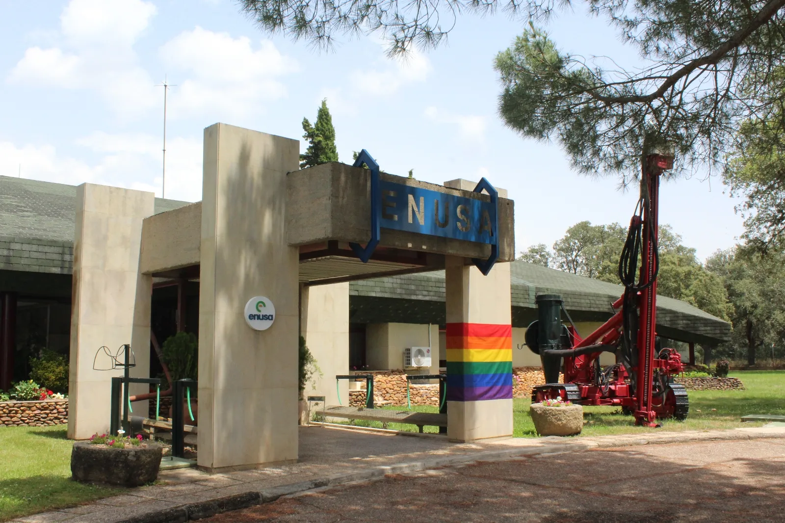 Centro de Saelices con la bandera del Orgullo
