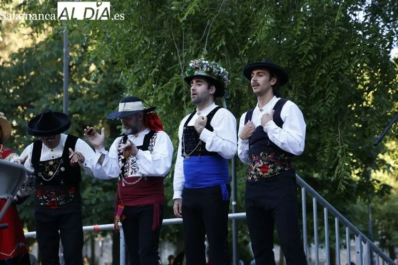 Clausura de la Feria de Asociaciones con la actuación del Grupo Surco en el Parque Picasso de Salamanca. Fotos: David Sañudo.