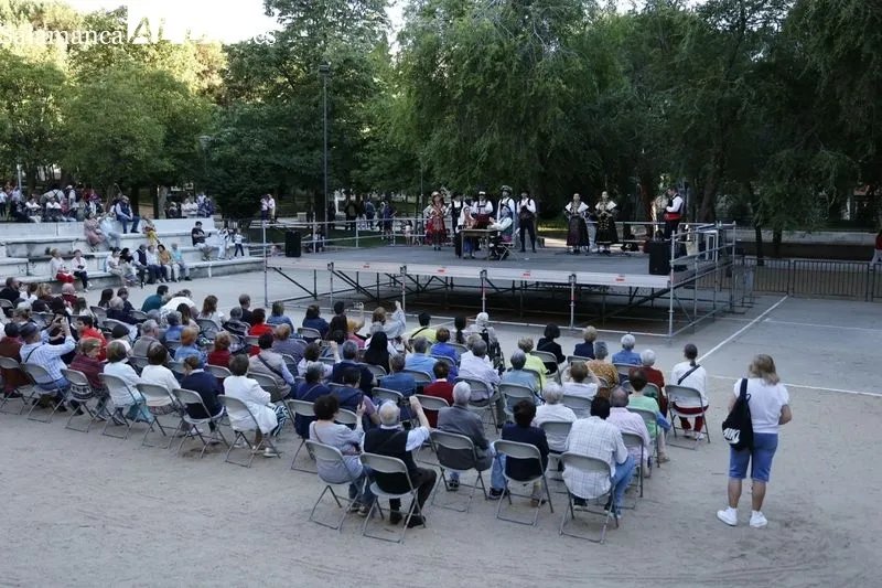 Clausura de la Feria de Asociaciones con la actuación del Grupo Surco en el Parque Picasso de Salamanca. Fotos: David Sañudo.
