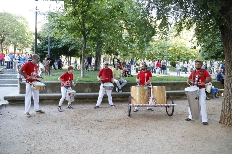 Clausura de la Feria de Asociaciones con la actuación del Grupo Surco en el Parque Picasso de Salamanca. Fotos: David Sañudo.