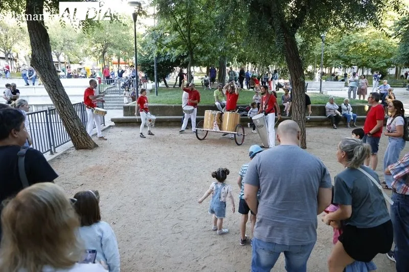 Clausura de la Feria de Asociaciones con la actuación del Grupo Surco en el Parque Picasso de Salamanca. Fotos: David Sañudo.