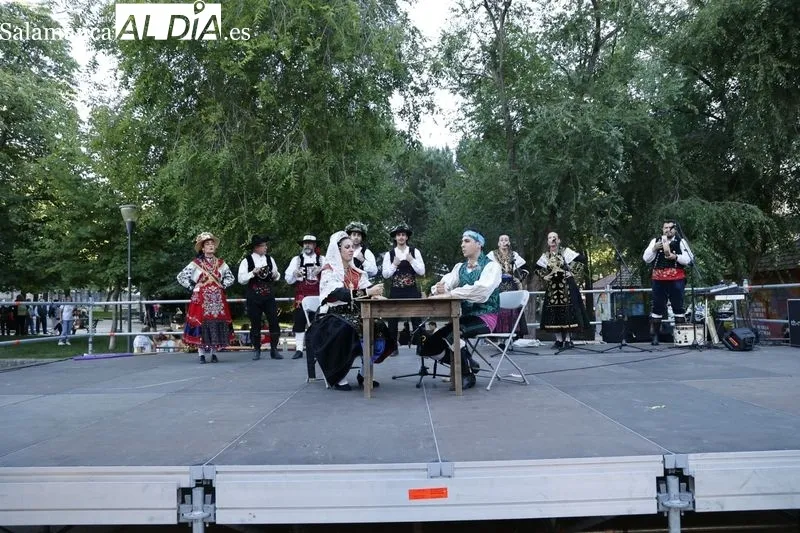 Clausura de la Feria de Asociaciones con la actuación del Grupo Surco en el Parque Picasso de Salamanca. Fotos: David Sañudo.
