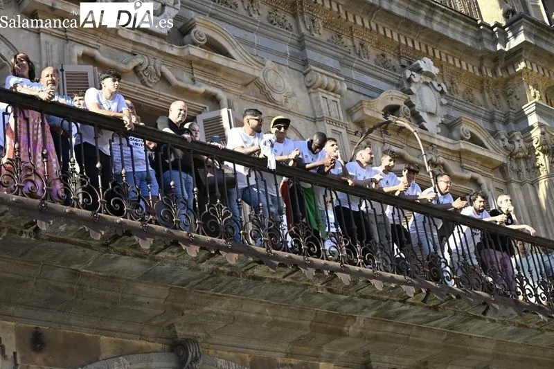 Recibimiento al Salamanca UDS en el Ayuntamiento con los aficionados celebrando en la Plaza Mayor. Fotos: Vanesa Martins