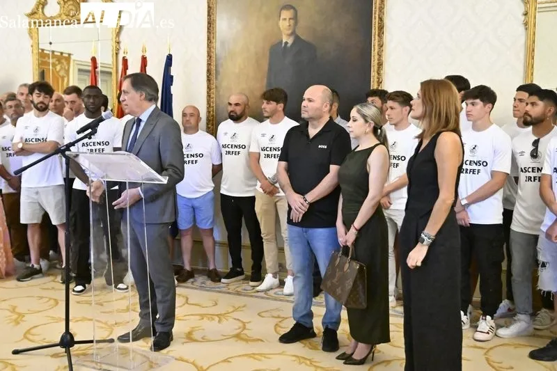 Recibimiento al Salamanca UDS en el Ayuntamiento con los aficionados celebrando en la Plaza Mayor. Fotos: Vanesa Martins