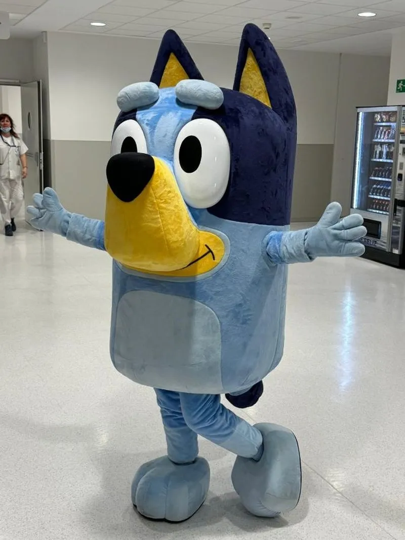 Foto 4 - Una visita muy especial sorprende a los m&aacute;s peque&ntilde;os en el Hospital de Salamanca