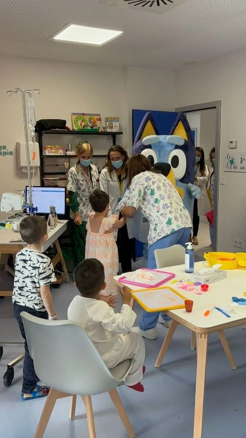 Foto 3 - Una visita muy especial sorprende a los m&aacute;s peque&ntilde;os en el Hospital de Salamanca