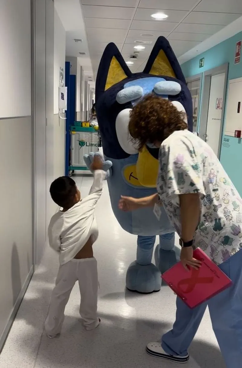 Foto 2 - Una visita muy especial sorprende a los m&aacute;s peque&ntilde;os en el Hospital de Salamanca