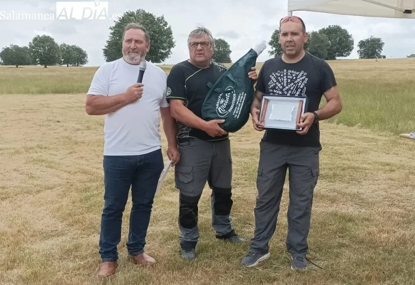 A la der. de la imagen, José María Cabezas, ganador de la tirada local de plato