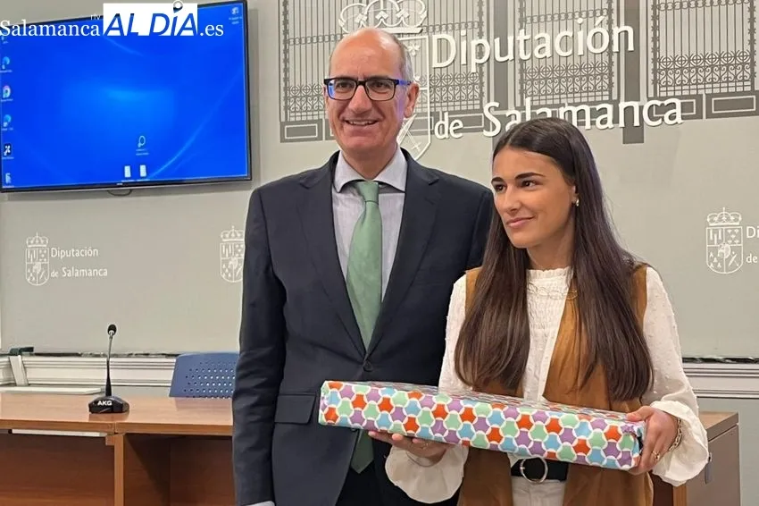 Daniela Gonzalo Martín recibi8endo el premio como ganadora del concurso