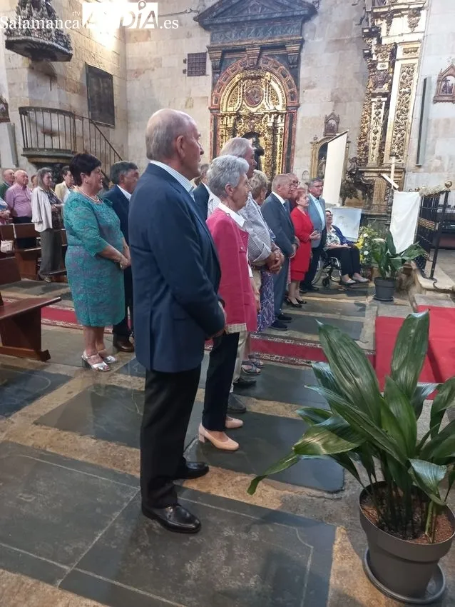 Acto de entrega de placas a matrimonios de oro en Monterrubio de Armuña