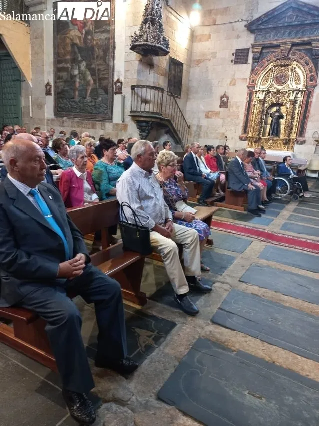 Acto de entrega de placas a matrimonios de oro en Monterrubio de Armuña