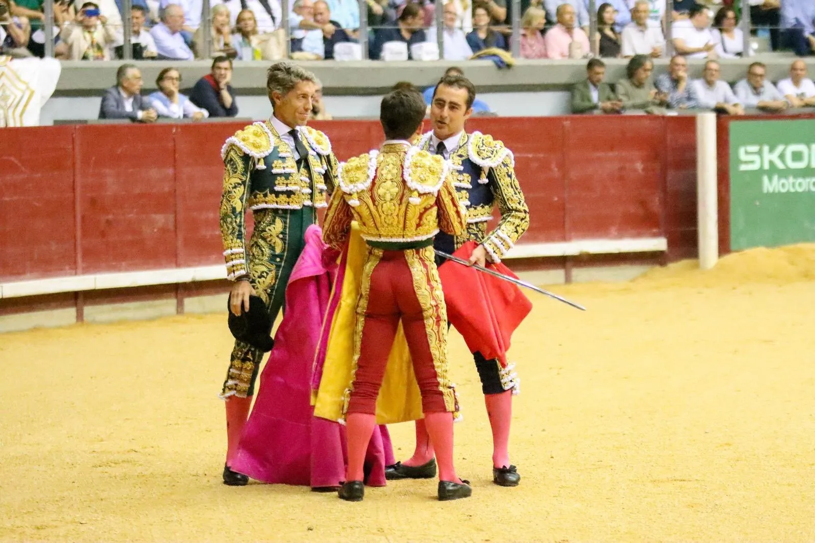 Momento de la ceremonia de alternativa de Ismael Martín en Burgos de manos de El Fandi. | Fotos: Tauroemoción
