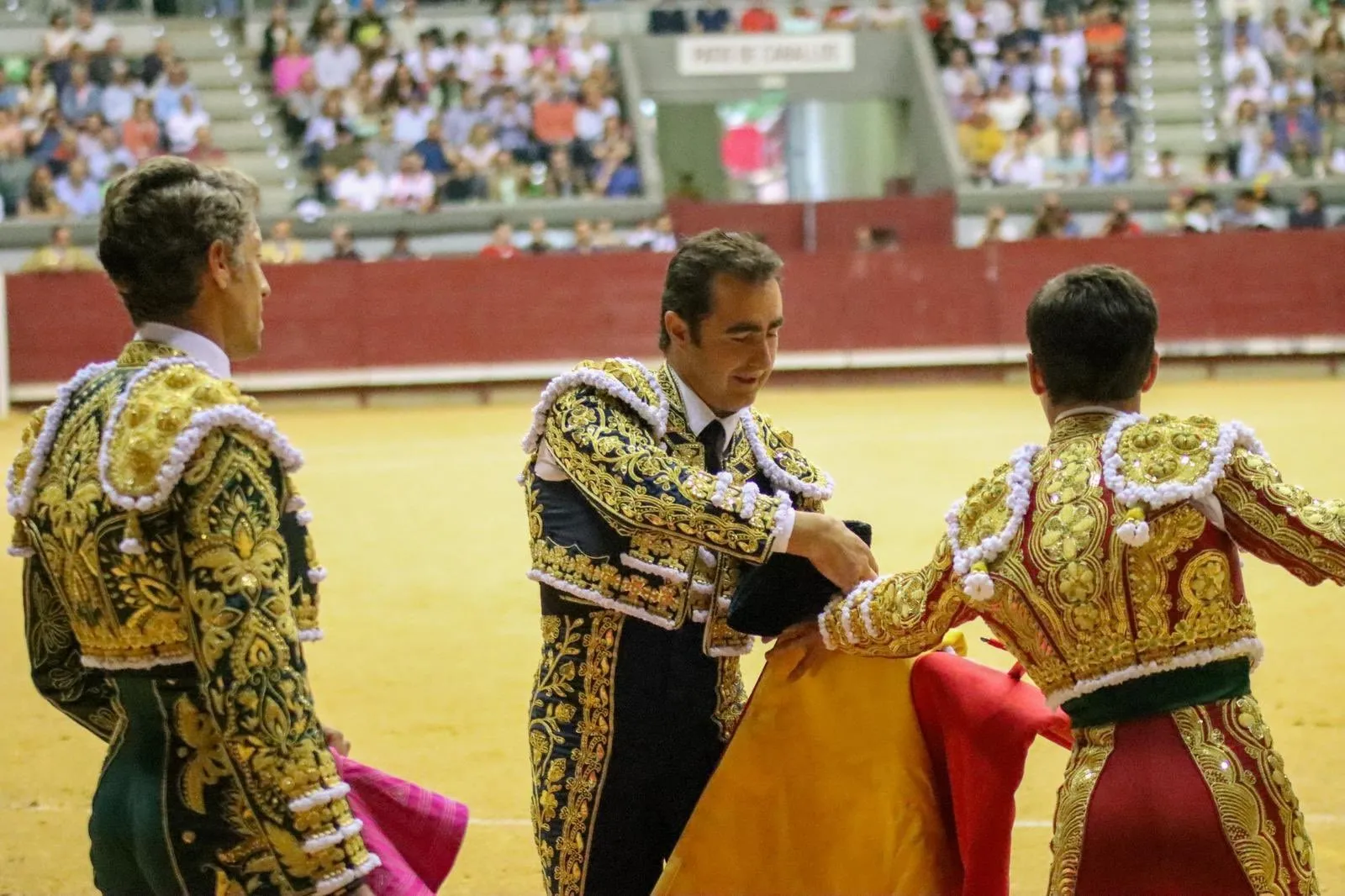 Momento de la ceremonia de alternativa de Ismael Martín en Burgos de manos de El Fandi. | Fotos: Tauroemoción