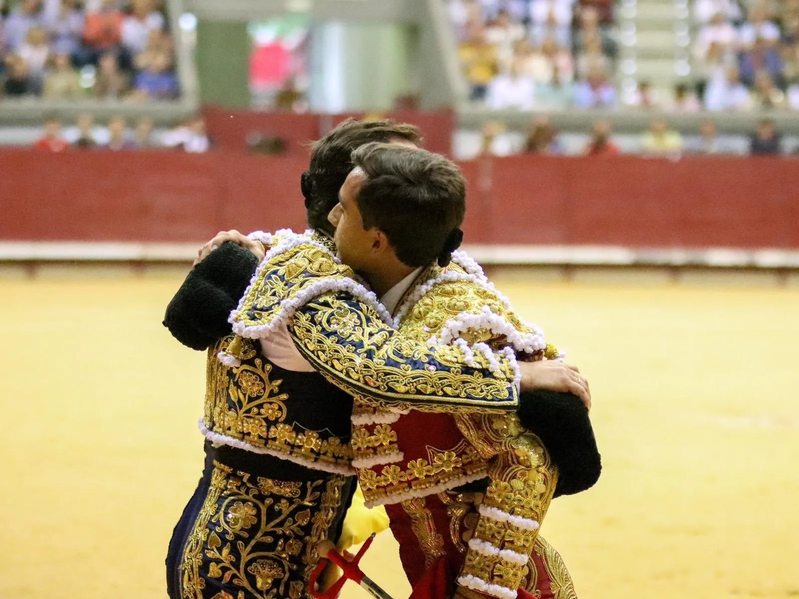 Momento de la ceremonia de alternativa de Ismael Martín en Burgos de manos de El Fandi. | Fotos: Tauroemoción